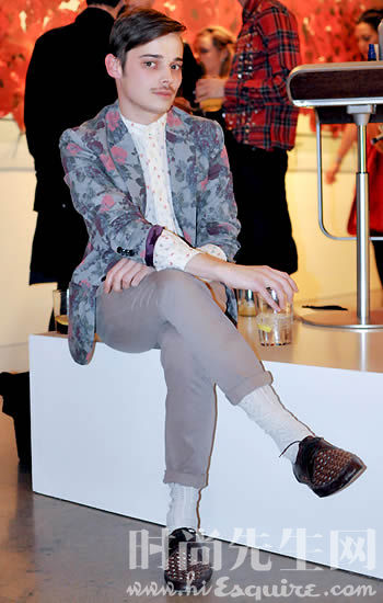 这妩媚的雌雄莫辩的眼神