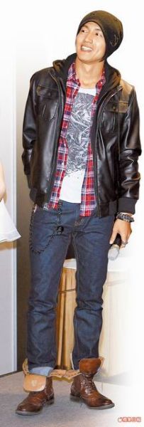 言承旭穿着戏服出席新戏《因为-爱》记者会关颖(左)和未婚夫朱志威将在今年步入礼堂