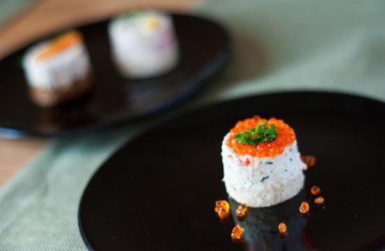 铺满鱼子酱的小块奶酪