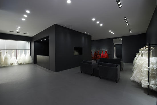 店内陈列展示多款明星丽人婚礼时的婚纱并接受定制