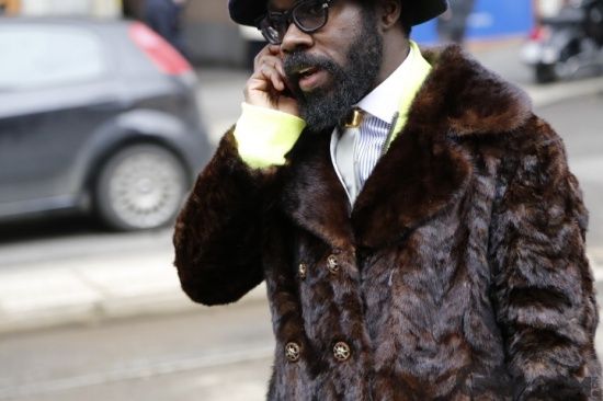 棕色皮草与荧光色系，营造出玩味十足的视觉观感