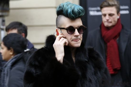 发色为整体造型加分不少，整体造型不至于显出哥特气质