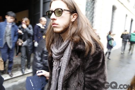 长发、复古圆墨镜、皮草大衣，这才是最出色的皮草搭配
