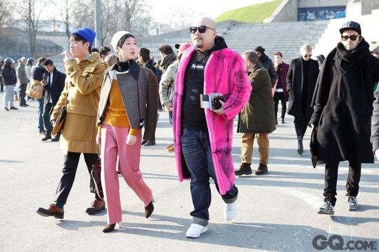 桃红色皮草大衣，这样大胆的单品谁能Hold住？