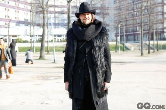 纯黑的搭配，通过皮草才显示出趣味与层次