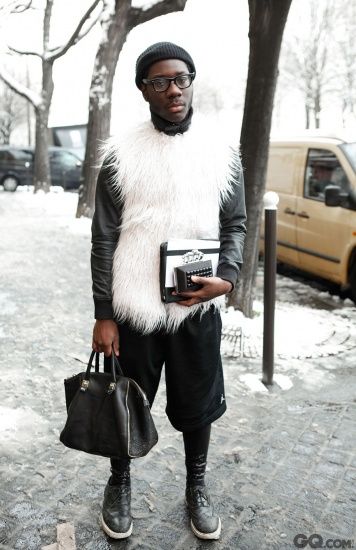 白色皮草与周围雪景连成一体，搭配的包袋则有些偏小