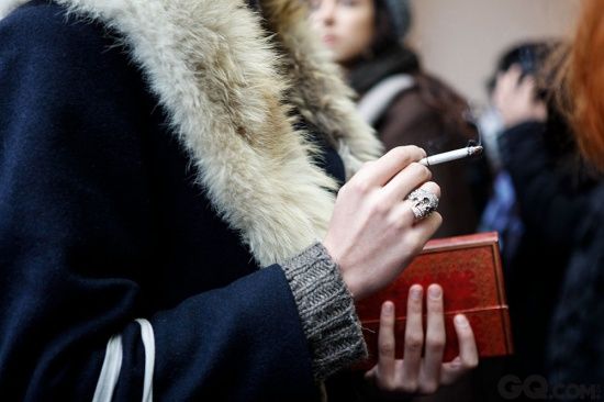 皮草毛领搭配骷髅戒指，品味高调不凡