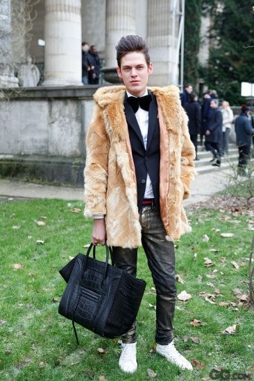 浅色皮草搭配金属涂层牛仔裤，领结则显得突兀