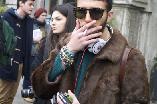 皮草大衣混搭复古玳瑁墨镜，搭配孔雀绿毛衣尽显摩登