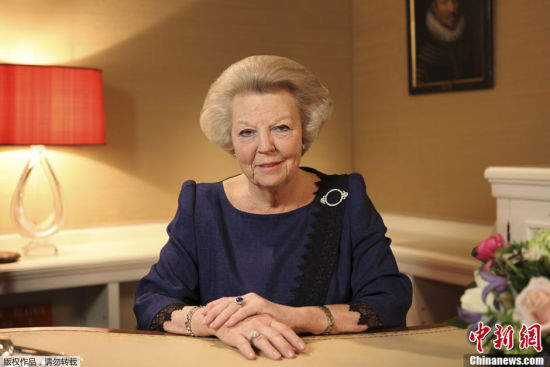 　　当地时间1月28日晚间，年满75岁的荷兰女王贝娅特丽克丝(Queen Beatrix)于海牙的宫殿内发表电视讲话宣布退位，同时，她还宣布支持自己的儿子，王子威廉 亚历山大继位。据悉，女王贝娅特丽克丝是于1980年其母亲女王朱莉安娜退位后继任的王位。图为荷兰女王正在发表电视讲话。　　 　　当地时间1月28日晚间，年满75岁的荷兰女王贝娅特丽克丝(Queen Beatrix)于海牙的宫殿内发表电视讲话宣布退位，同时，她还宣布支持自己的儿子，王子威廉 亚历山大继位。图为荷兰海牙的酒吧中正在播放女王发表的电视讲话。　　 　　当地时间1月28日晚间，年满75岁的荷兰女王贝娅特丽克丝(Queen Beatrix)于海牙的宫殿内发表电视讲话宣布退位，同时，她还宣布支持自己的儿子，王子威廉 亚历山大继位。图为荷兰阿姆斯特丹的的酒吧中正在播放关于女王的电视节目。