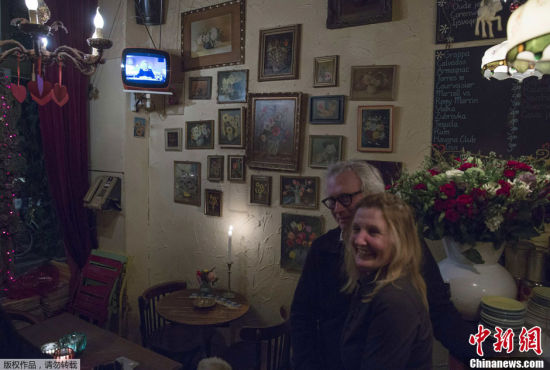 　　当地时间1月28日晚间，年满75岁的荷兰女王贝娅特丽克丝(Queen Beatrix)于海牙的宫殿内发表电视讲话宣布退位，同时，她还宣布支持自己的儿子，王子威廉 亚历山大继位。图为荷兰海牙的酒吧中正在播放女王发表的电视讲话。