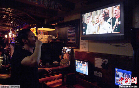 　　当地时间1月28日晚间，年满75岁的荷兰女王贝娅特丽克丝(Queen Beatrix)于海牙的宫殿内发表电视讲话宣布退位，同时，她还宣布支持自己的儿子，王子威廉 亚历山大继位。图为荷兰阿姆斯特丹的的酒吧中正在播放关于女王的电视节目。