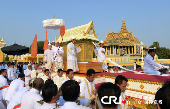 当地时间2月1日，柬埔寨为西哈努克举行盛大送葬仪式。