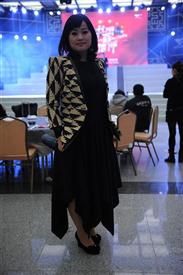黑白格纹外套搭配不规则裙装