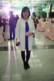 白色廓形大衣搭配黑丝