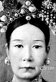 德和园保存的慈禧肖像(局部)，神态安详，显得保养极好。