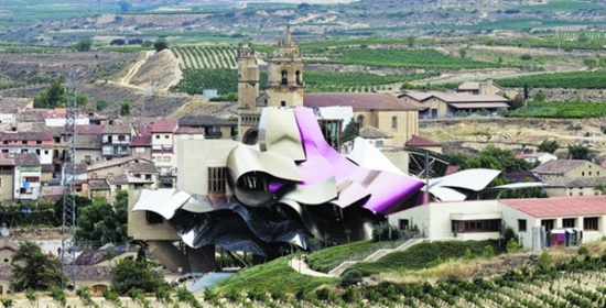 建筑师弗兰克-盖里(Frank Gehry )应邀为瑞格尔侯爵酒庄设计酒店群楼，屋顶宛如一朵巨型玫瑰。