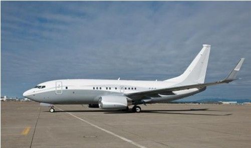 停机坪上的大型公务机