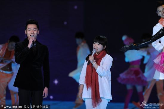 李晨穿七匹狼高定亮相春晚