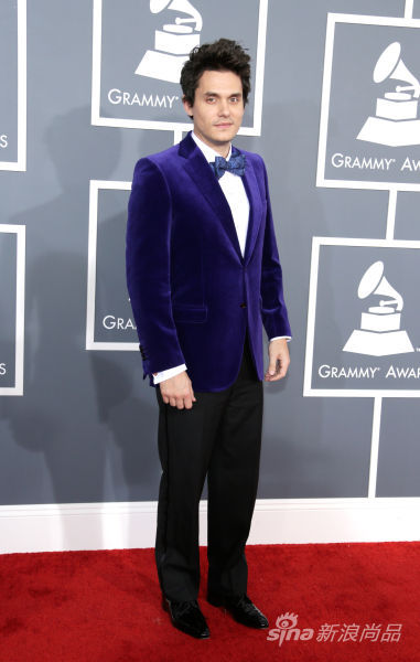 美国著名音乐人John Mayer身着紫色天鹅绒晚礼服、正装西裤以及丝质蝴蝶领结出席第55届格莱美音乐奖颁奖典礼