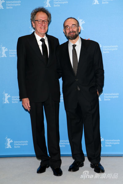 国际著名演员Geoffrey Rush身着Brioni高级定制黑色西服与意大利著名导演Giuseppe Tornatore亮相2013柏林影展