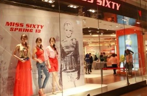 模特在广州太古汇店铺橱窗内展示新品， 引来大批潮人围观。