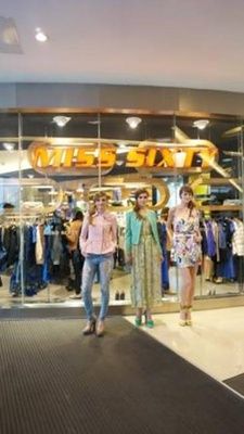 模特们在重庆北城天街店铺外做新品展示