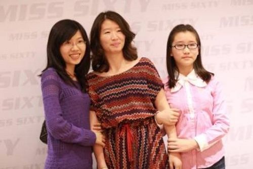 来宾跟亲友在摄影区留影