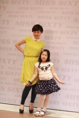 活动当日除了吸引到俏丽妈妈， 还有可爱的花仙子给现场带来欢笑