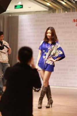 VIP穿上品牌春季新品在摄影区留下靓丽身影