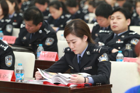 到会的女警代表阅读现场发放的《健康与美容杂志》