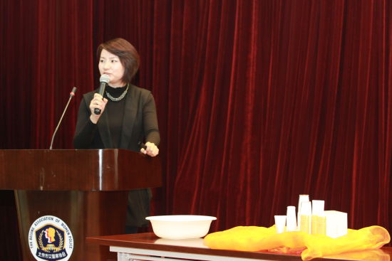 欧珀莱资深美容专家刘缜也针对女警这个特殊职业讲述《科学健康美容护肤》