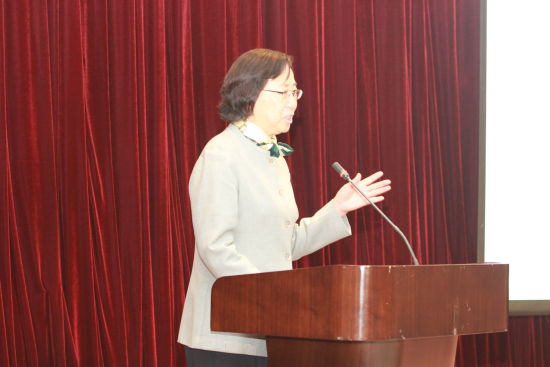 张晔——解放军309医院原营养科主任、著名营养师在给大家讲解《职业女性的均衡营养与身心健康》