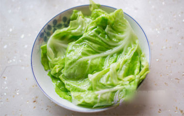 步骤六、汆烫卷心菜