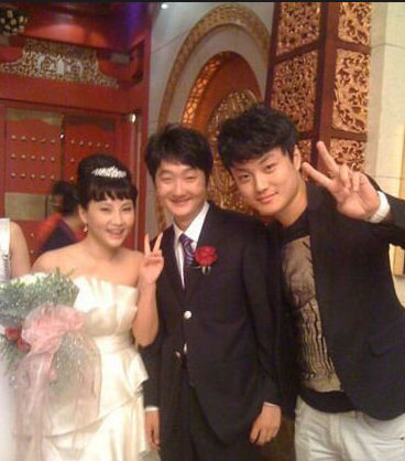 王大治(中)与戴露在婚礼上