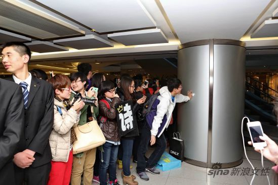 MAX&Co.国贸店铺门前狂热的诗粉