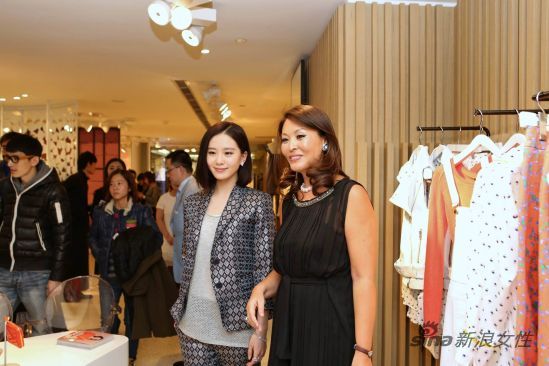 刘诗诗在MAX&Co.国贸店铺观看2013春夏新品