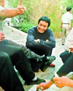 记事簿内有哥哥未曝光的相片，这张是当年哥哥在杭州拍写真集《庆》时留影。