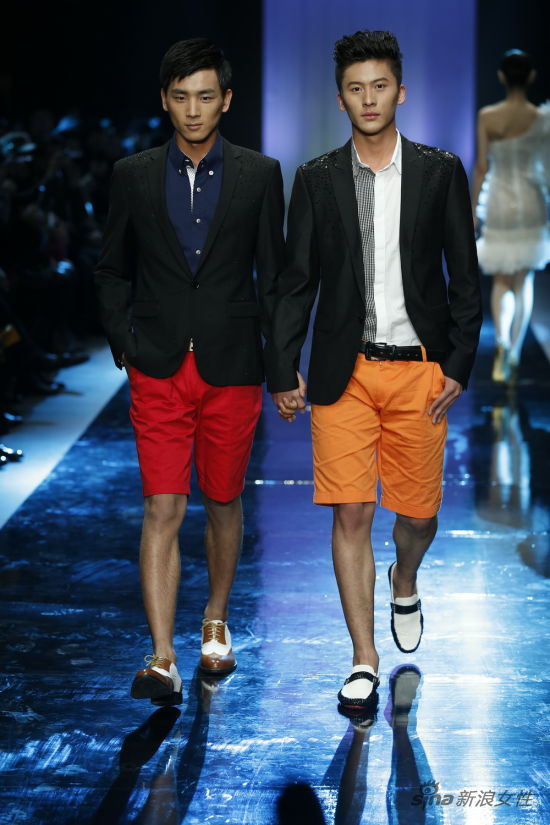 马克蝶丽奥娜- 张肇达时装发布会男模牵手出场
