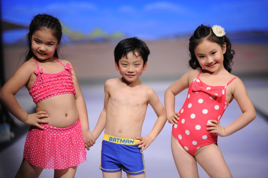 儿童泳装展示