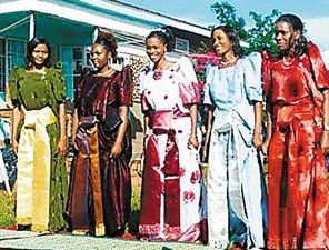 乌干达女性的传统服装。