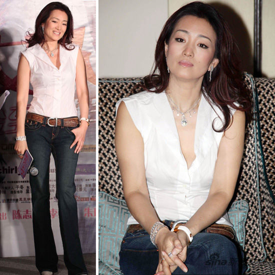 巩俐身穿无袖白衬衫和牛仔裤