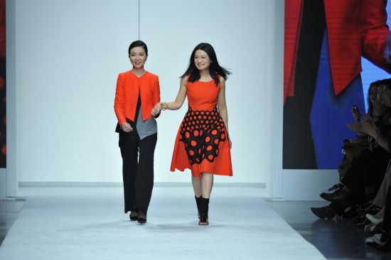 TSL  谢瑞麟集团主席及行政总裁谢邱安仪女士、国际华裔时装女设计师VIVIENNE TAM携手亮相珠宝秀