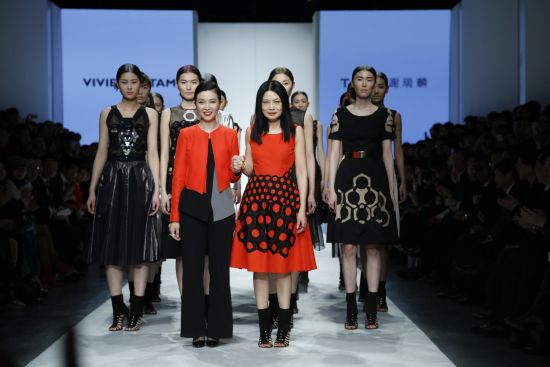 TSL  谢瑞麟集团主席及行政总裁谢邱安仪女士、国际华裔时装女设计师VIVIENNE TAM携以“Five Elements”为主题设计的珠宝与服装系列完美谢幕