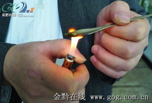 筷子上刮下的粉状物经高温加热后发出刺鼻气味。