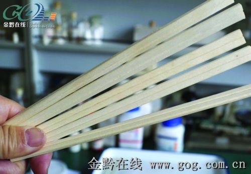 　贵阳某餐馆使用的一次性“裸筷”。