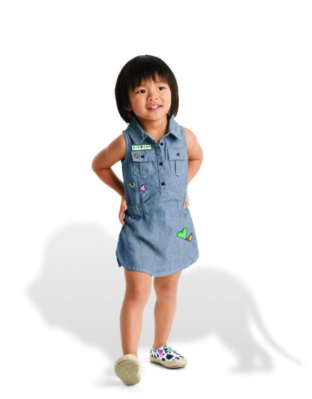 GapKids & babyGap X DVF全球限量童装系列有Gap著名的丹宁单品，包括连衣裙丹宁裤和衬衫