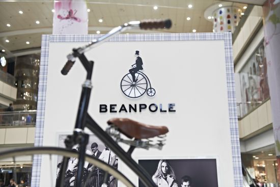 &nbsp;&nbsp; 身穿燕尾服头戴大礼帽骑着大轮车的绅士形象，表达BEANPOLE尊重经典，追求新传统的决心