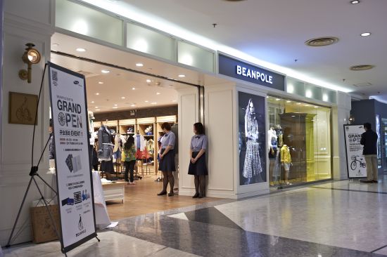 BEANPOLE宽敞明亮的正大店铺
