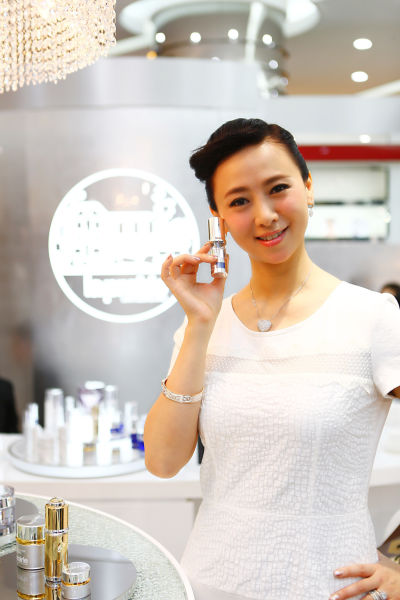 翁虹小姐向大家展示她所钟爱的LaPrairie产品